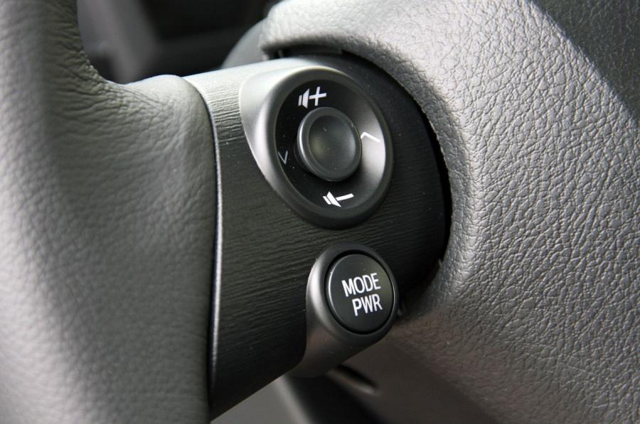 Детали интерьера Scion iQ 2012 года  (фото 78 из 128)